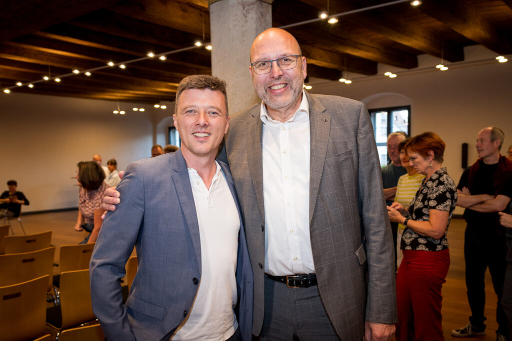 Wahlsieger Markus Renner mit OB Olaf Raschke am Abend der Wahl zum Oberbürgermeister am 7. September 2025
